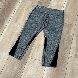 VGUC Women’s NIKE Brand Stretch Cropped Capri Yoga Pants Leggings Size Medium